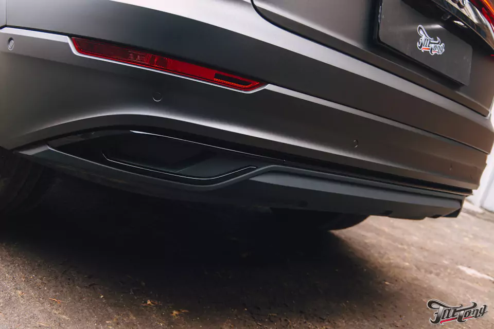 Оклеили Audi Q8 серым матовым полиуретаном, установили усиленные тормозные диски и колодки, окрасили суппорта, сделали антихром, произвели комплекс детейлинг-услуг